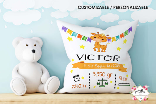 Cojín nacimiento de bebé personalizado con nombre y datos Bebé | Modelo Victor Girafa | Funda desenfundable (35cm x 35cm 40cm x 40cm)